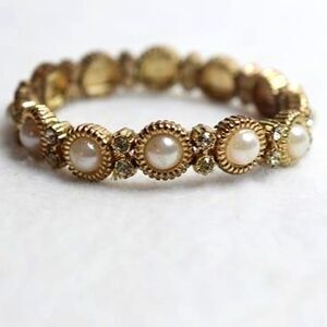 VTG Sophisticated Stunning Gold Tone Faux Pearl Rhinestone 6" Stretch Bracelet